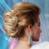 Attaches et tresses le chignon flou